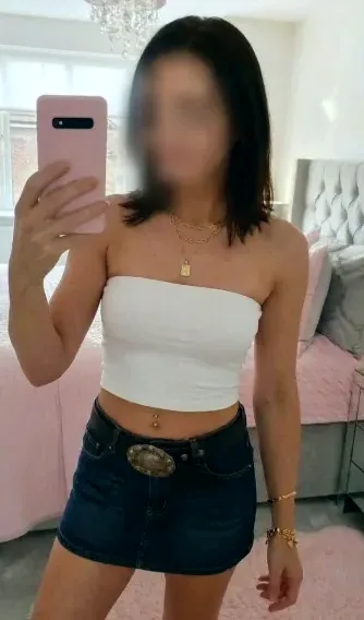 Julia, 24